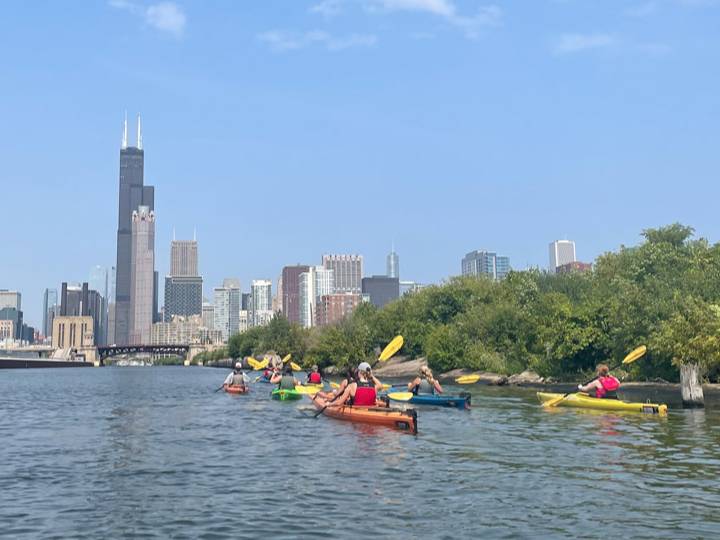 Group doing kayak at the Chicago River.